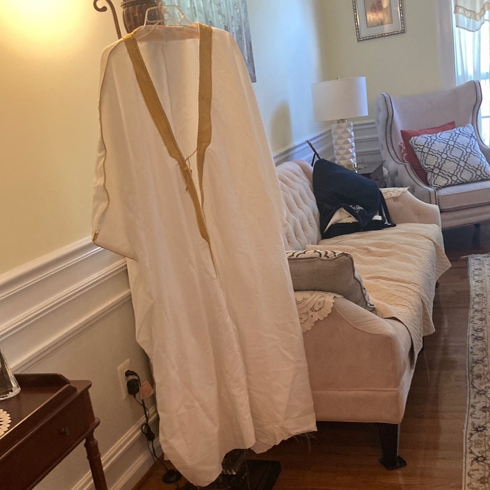 Traditional long wrap, Selling this for someone, not sure what it’s called